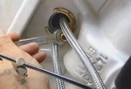 Doe-het-zelf eenvoudige reparatie van een eengreepsmengkraan Leidinginspectie