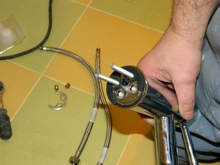 Doe-het-zelf eenvoudige reparatie van een eengreepsmengwagen Reparatie van afdichtingen