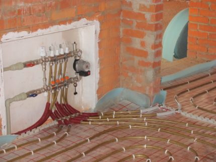An example of a water floor heating device with a distribution manifold Installation of underfloor heating with a collector