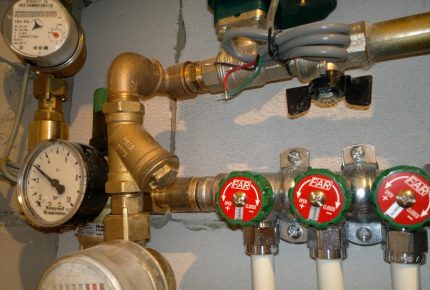 Assembly and installation of a heating floor mixing unit with a collector Threaded connections of the mixing unit
