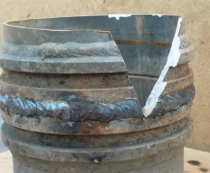Ang mga welded na kasukasuan ng mga metal na borehole pipe Welding seam