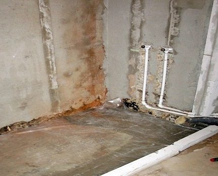 Installation d'un receveur de douche avec un piédestal en ciment Piédestal en ciment