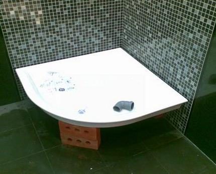 Installation du receveur de douche sur les accessoires Support pour la palette