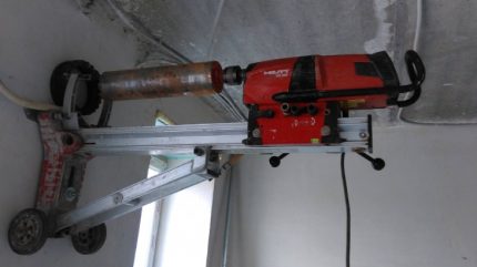 Percer des trous pour la ventilation d'échappement à travers le mur jusqu'à la rue Plate-forme de forage de noyau