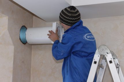 Installation d'une soupape de ventilation d'échappement dans un mur Trou de ventilation d'échappement