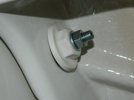 Pagpapagaan ng mga tornilyo kapag nag-install ng lababo sa banyo Ang pag-twist ng mga turnilyo sa likod ng aparato