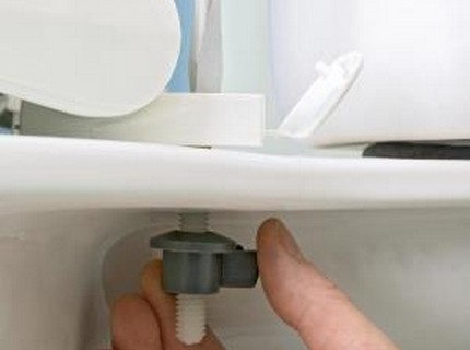 Remplacement du couvercle des toilettes par un nouvel équipement Installation de nouveaux équipements