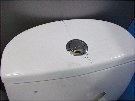 Mangkuk tandas bocor kerana retak Keretakan di dalam mangkuk tandas