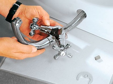 Ang pag-install ng isang gripo sa lababo sa banyo Koneksyon ng pagtutubero ng pagtutubero sa mga hose