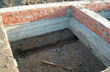 Tranchées d'égout bricolage pour un bain public Création de tranchées en U