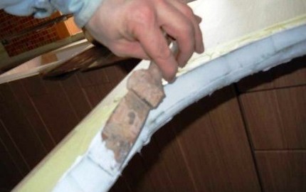 Pag-sealing ng mga kasukasuan para sa pag-install ng isang lababo sa banyo Pagbubuklod ng mga hiwa ng worktop