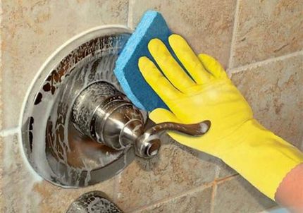 Application de détergents pour une cabine de douche Application et distribution