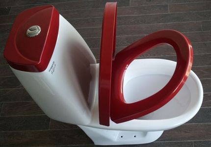 Réparation du couvercle des toilettes avec un micro-élévateur Appareil pratique dans la salle de bain