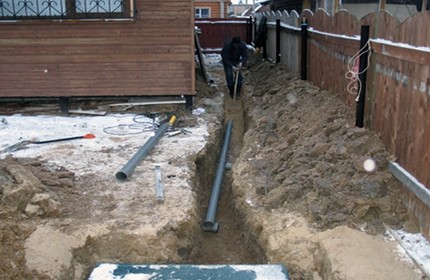 Drainage des égouts à faire soi-même pour un bain Eaux usées: la question du détournement
