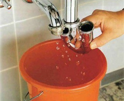 Draining tubig para sa pag-install ng isang lababo sa banyo Drain stagnant fluid
