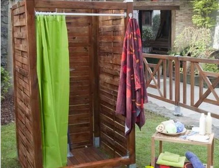 Douche d'été à faire soi-même sur place Espace ouvert pour l'installation d'une salle de bain