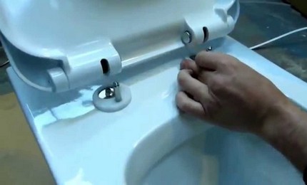 Réparation du mécanisme du couvercle des toilettes Réparation de mécanisme à faire soi-même