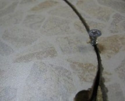 Nakita ang isang lagari upang mai-install ang isang lababo sa kusina Propil jigsaw