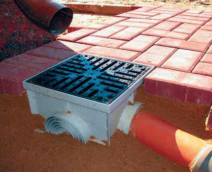 Drainage well under a storm pipe