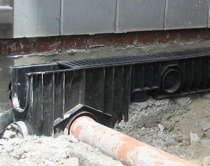 Do-it-yourself sand trap for site drainage Plastic sand trap for drainage system
