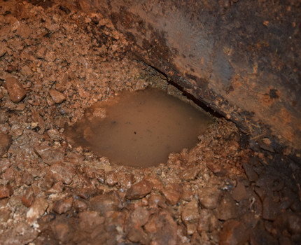 Do-it-yourself puddle removal with drainage on the site Puddle at the base of the foundation