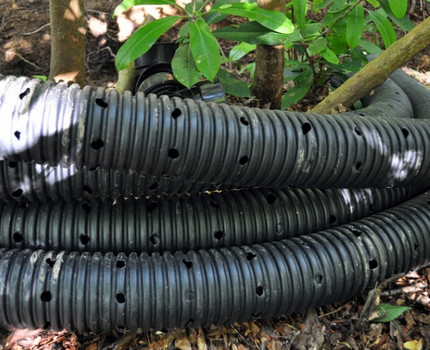 Do-it-yourself drainage drains on the site Perforated polymer pipes for drainage