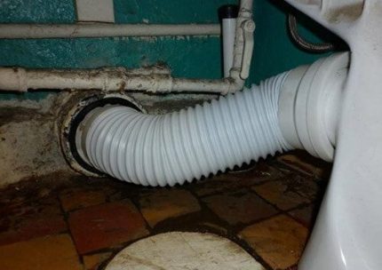The smell of sewage in the toilet due to the corrugation Corrugated pipe