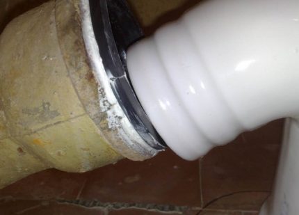 Ang pag-install ng isang cuff upang maayos ang pag-install ng banyo Ang fuff fitting