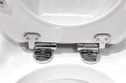 Microlift sa takip ng upuan sa banyo
