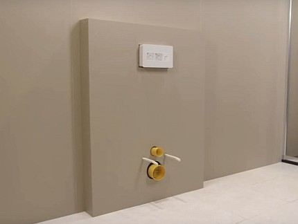 Fixació del vàter a la instal·lació amb una caixa decorativa Caixa decorativa per a la seva instal·lació