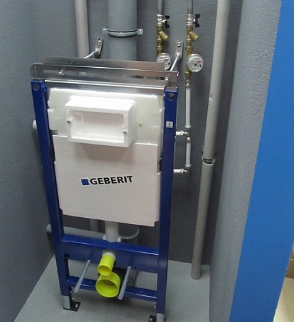 Fixació del vàter a la instal·lació del bastidor Instal·lació de bastidors per muntar el recipient de vàter