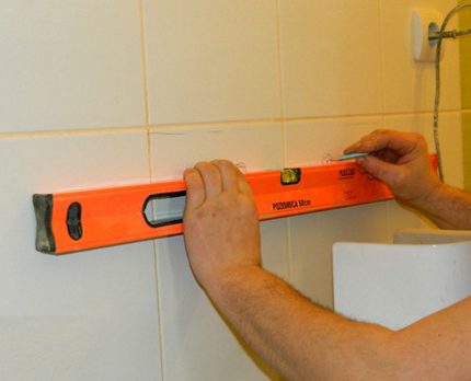 Utilitzant un nivell de construcció per al disseny