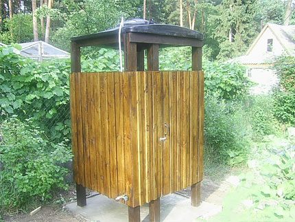 La douche en bois la plus simple du pays La cabine de douche la plus simple du pays