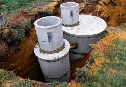 Le dispositif de la fosse septique pour l'organisation de l'assainissement dans le pays Installation de réservoirs en béton