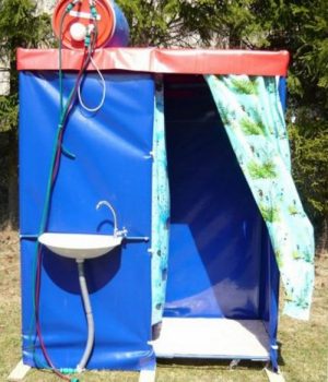 Cabine de douche avec raccordement au tout à l'égout de la campagne Lavabo extérieur dans la rue