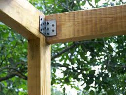 Support d'angle pour une cabine de douche en bois pour une résidence d'été Fixation d'une poutre avec un coin