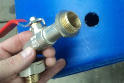 Installation d'un robinet sur un tonneau pour une douche d'été Montage d'un robinet sur un baril de douche