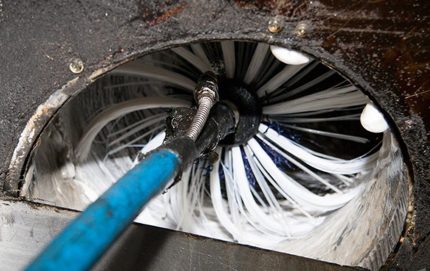 Cleaning the fan against the smell of sewage in the toilet Fan cleaning