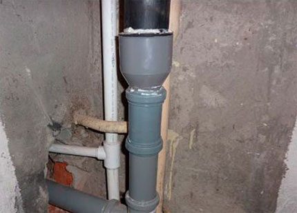 Transition to the sewer ventilation pipe in a private house Transition to the fan pipe