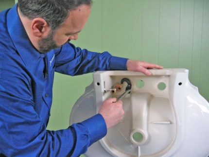 Paano mag-install ng isang washer sa isang lababo ng pedestal Horseshoe clamp washer