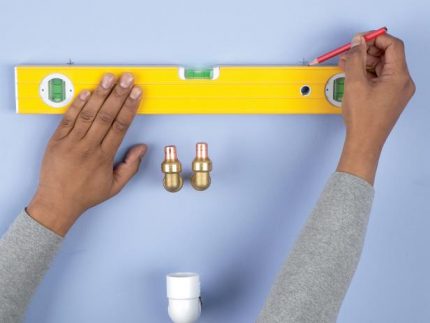 Ang pagmamarka para sa pag-install ng isang pedestal sink Pagmamarka