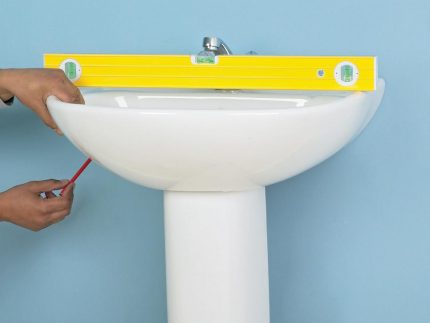Paano mag-install ng isang lababo gamit ang isang pedestal sa antas Antas ng gusali