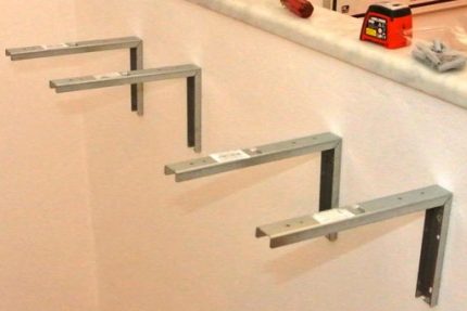 Fixació del lavabo a la paret amb claudàtors Muntar la pica a la paret