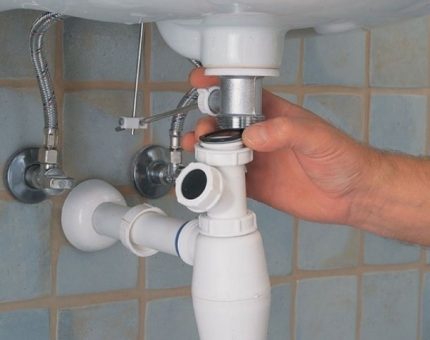 Suport de paret amb sifó Muntar la pica a la paret