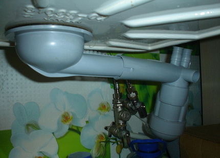 Fixació d’un lavabo amb un sifó pla a la paret Fixació d’un lavabo amb un sifó pla a la paret