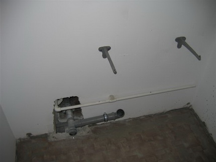 Fixació d’un lavabo de lliri d’aigua a una paret Instal·lació d’un lavabo de lis