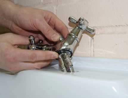Muntatge de l’aixeta per l’enfonsament Muntar la pica a la paret