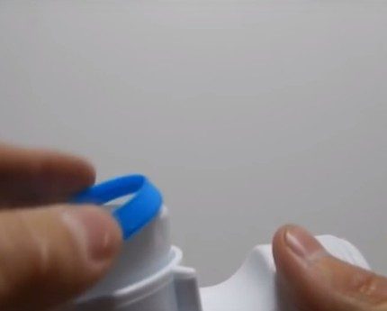 Ang paglalagay ng isang conical gum sa leeg ng nozzle