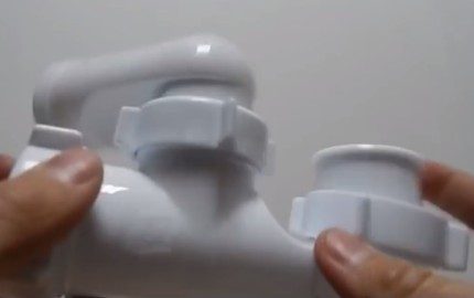 Screwing ang plug sa katawan ng balbula