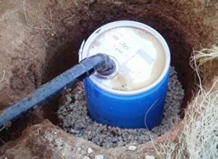 Vidangez dans un tonneau pour une cabine de douche en bois pour une résidence d'été Un exemple d'organisation de l'écoulement de l'eau dans un baril